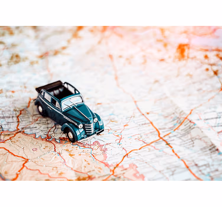 Rollo fenster weltkarte mit oldtimer auf landkarte - TenStickers