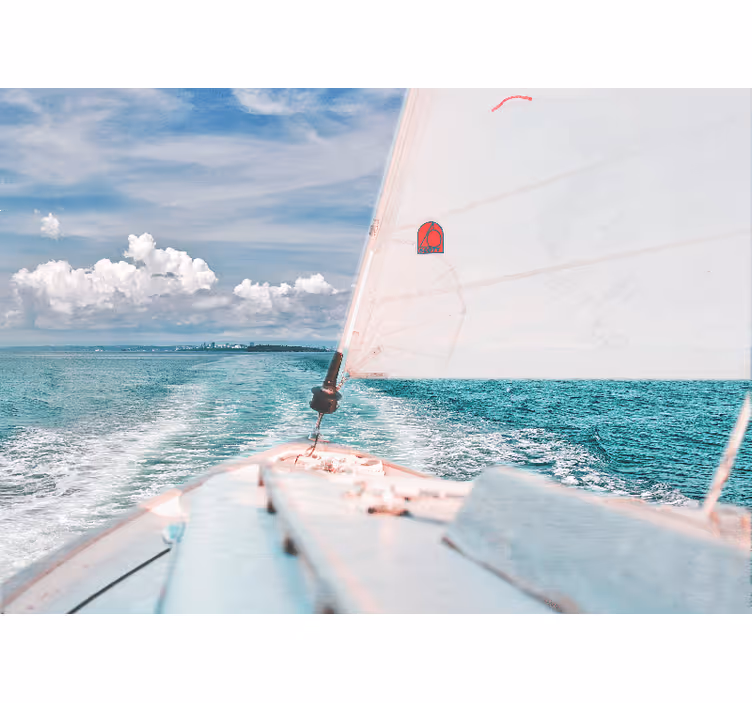 Fototapete blau boot im meer bei weißen wolken - TenStickers