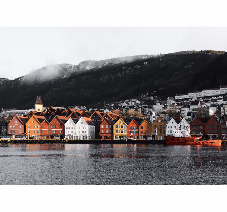 Fototapete Städte häuser am wasser in bergen - TenStickers