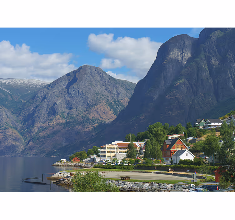 Fototapete Landschaften häuser mit bergblick - TenStickers