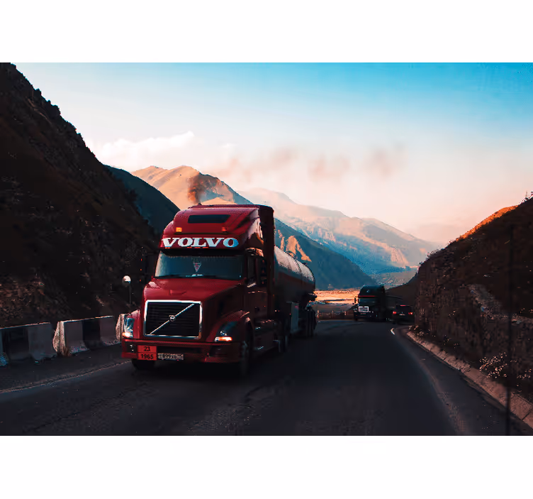 Fototapete Fahrzeuge roter lkw auf der autobahn - TenStickers
