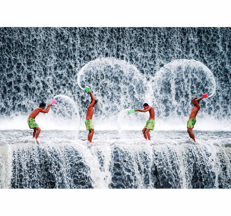Fototapete menschen verspielt spritzendes wasser - TenStickers