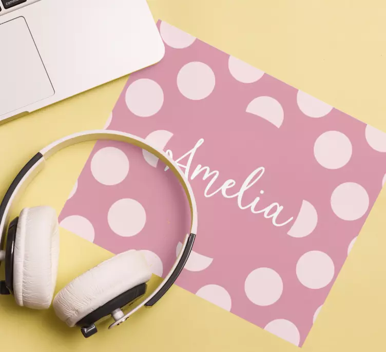 Mauspad mit namen in personalisiertem pink-punkte-design - TenStickers