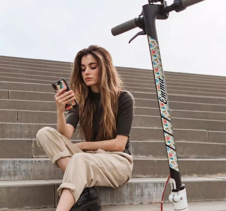 Sticker für Roller Blumen und Name - TenStickers